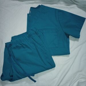 Dagacci Scrub Set